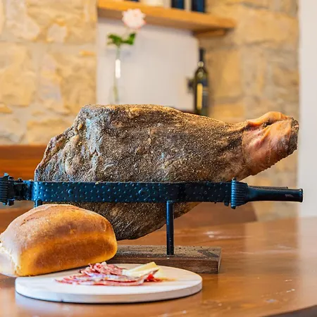 Hébergement de vacances Belveder Motovun With Heated Pool